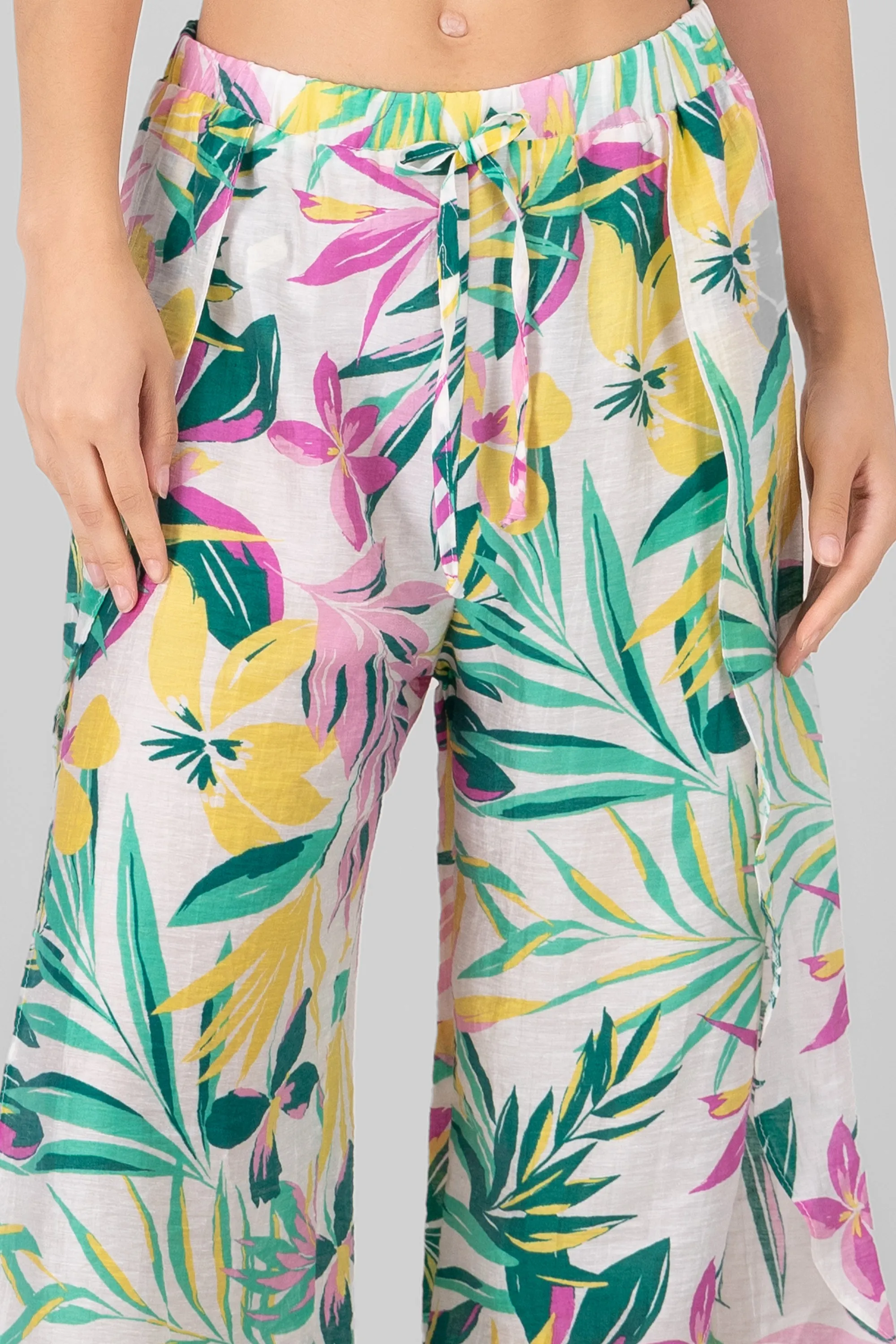 Pantalon amplio detalle abertura