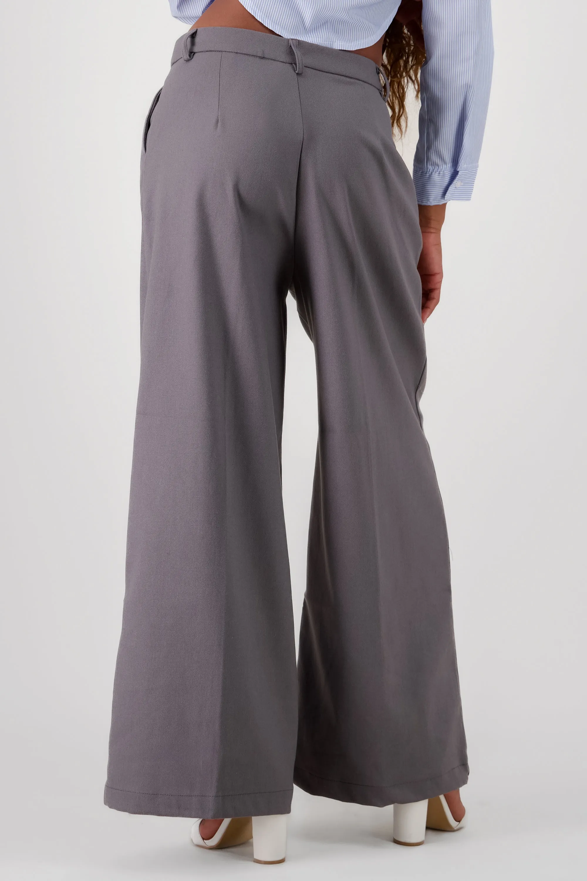 Pantalon amplio detalle cinturon pretina