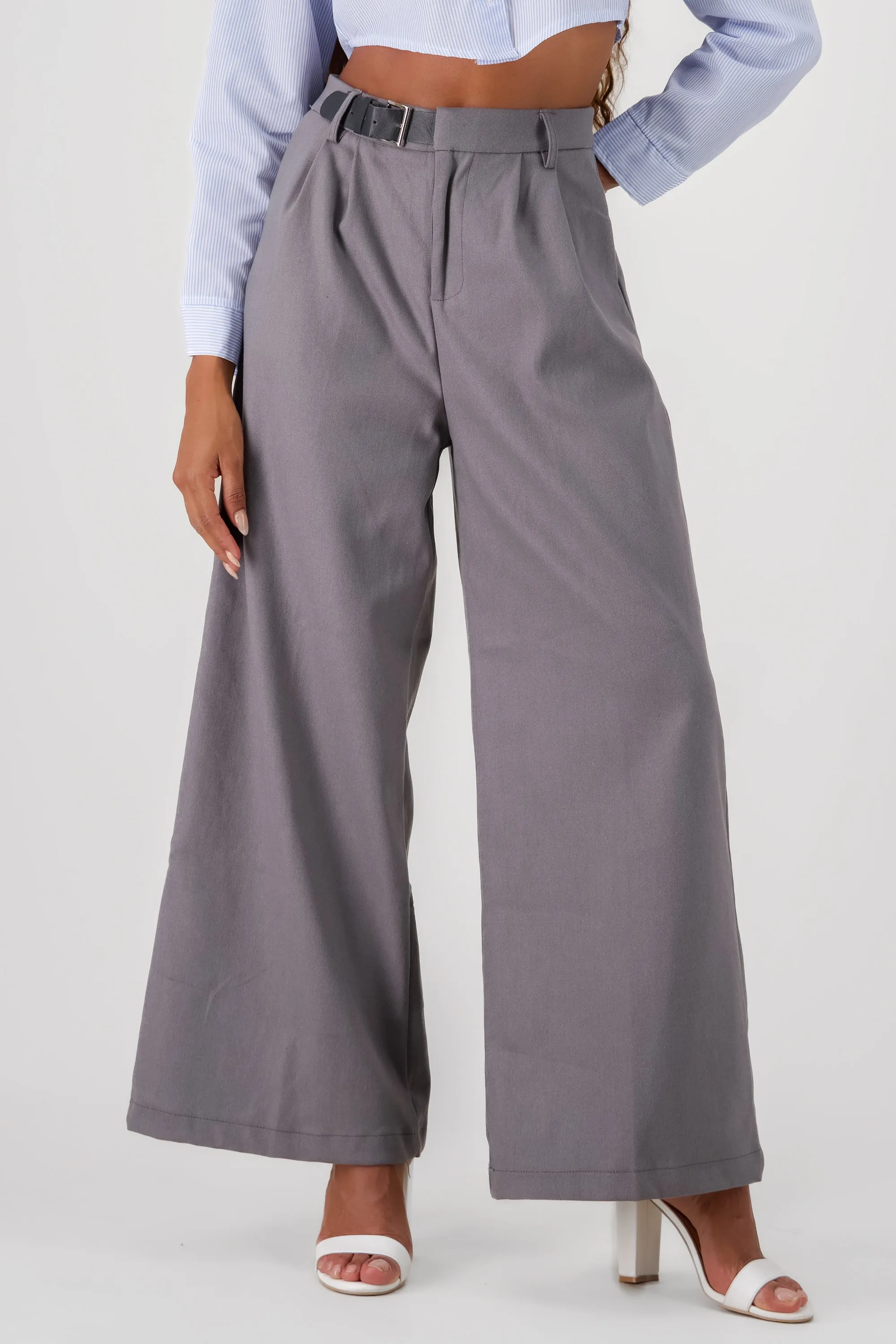 Pantalon amplio detalle cinturon pretina