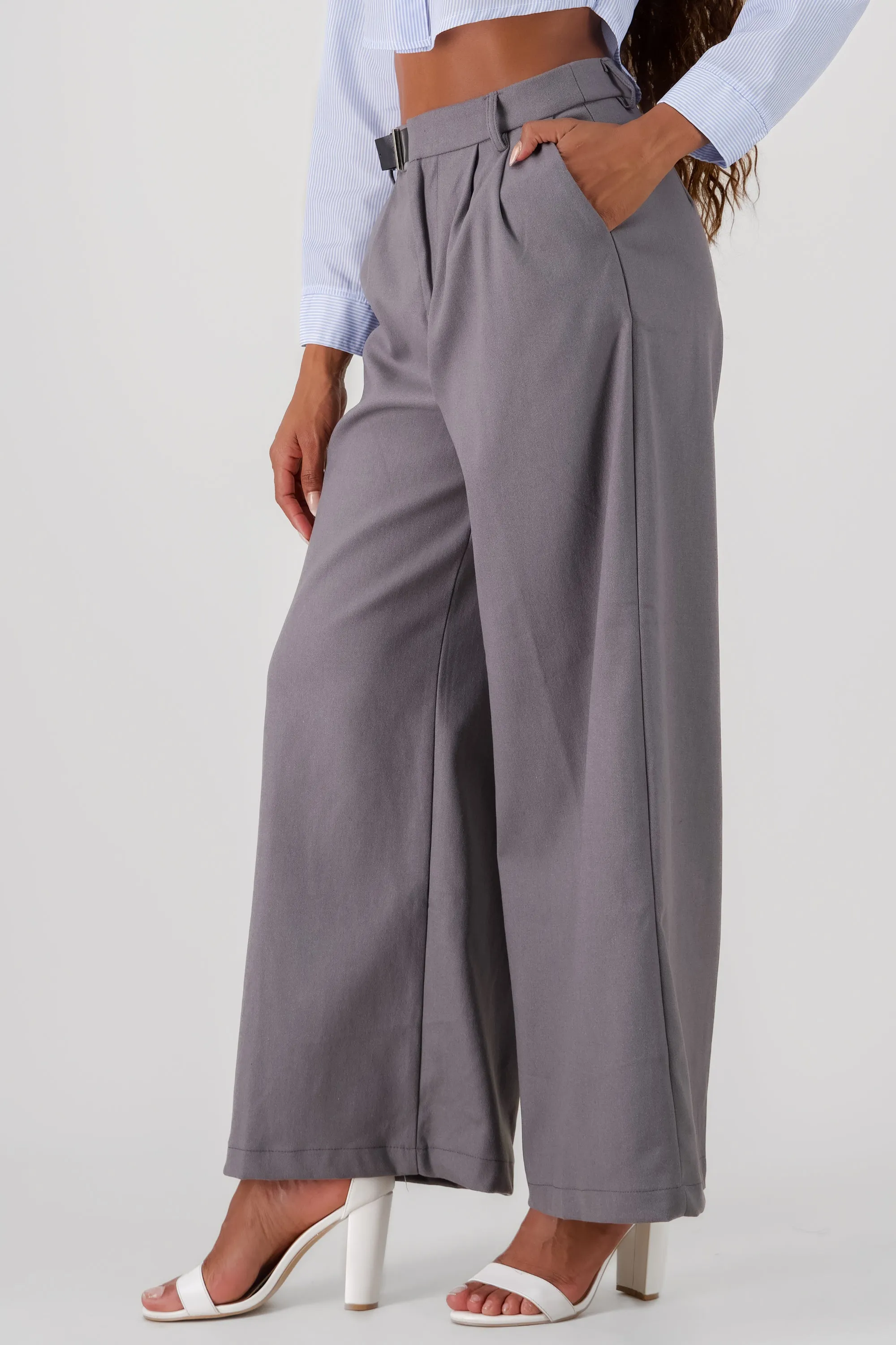 Pantalon amplio detalle cinturon pretina