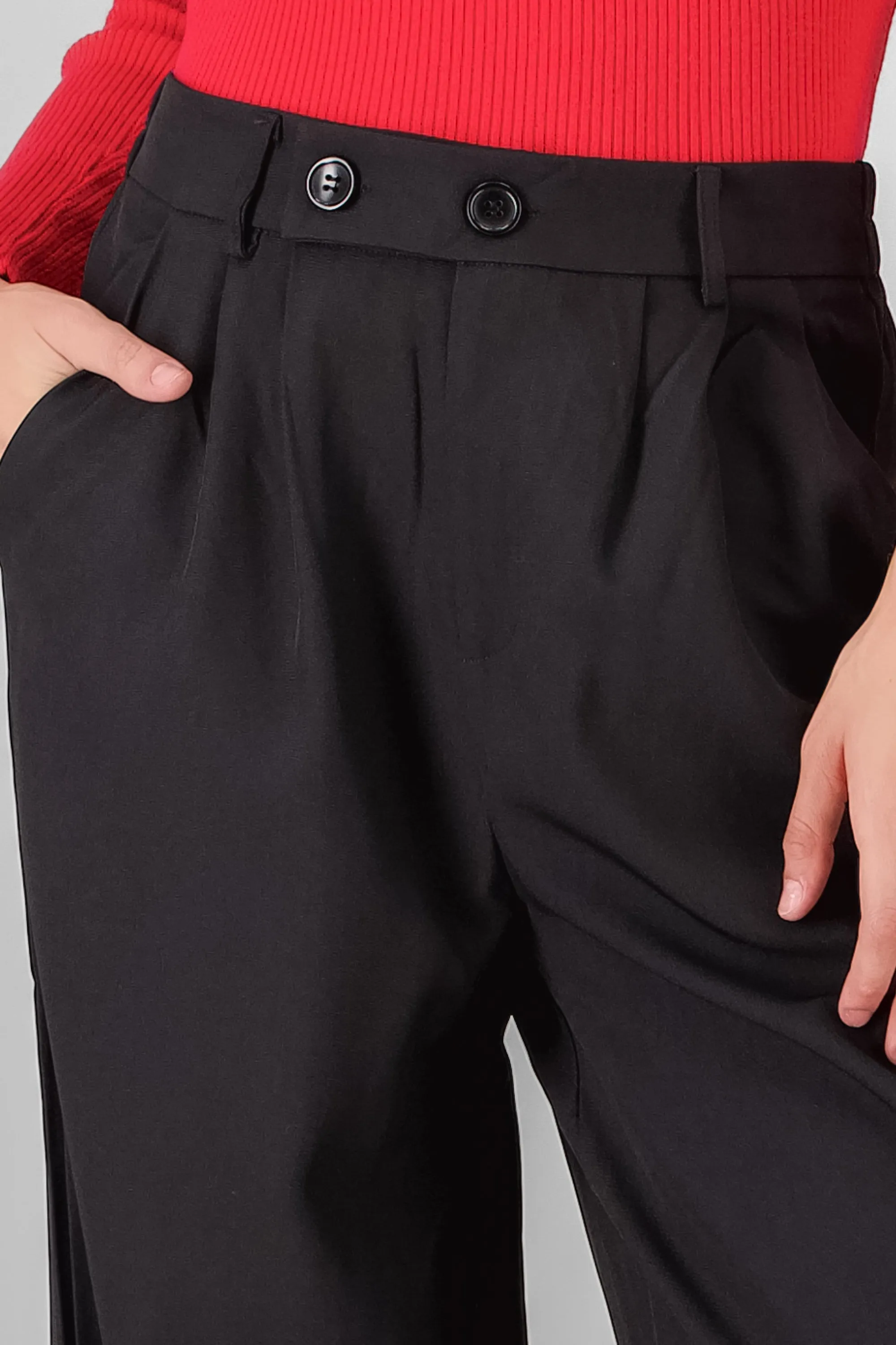 Pantalon amplio detalle doble boton