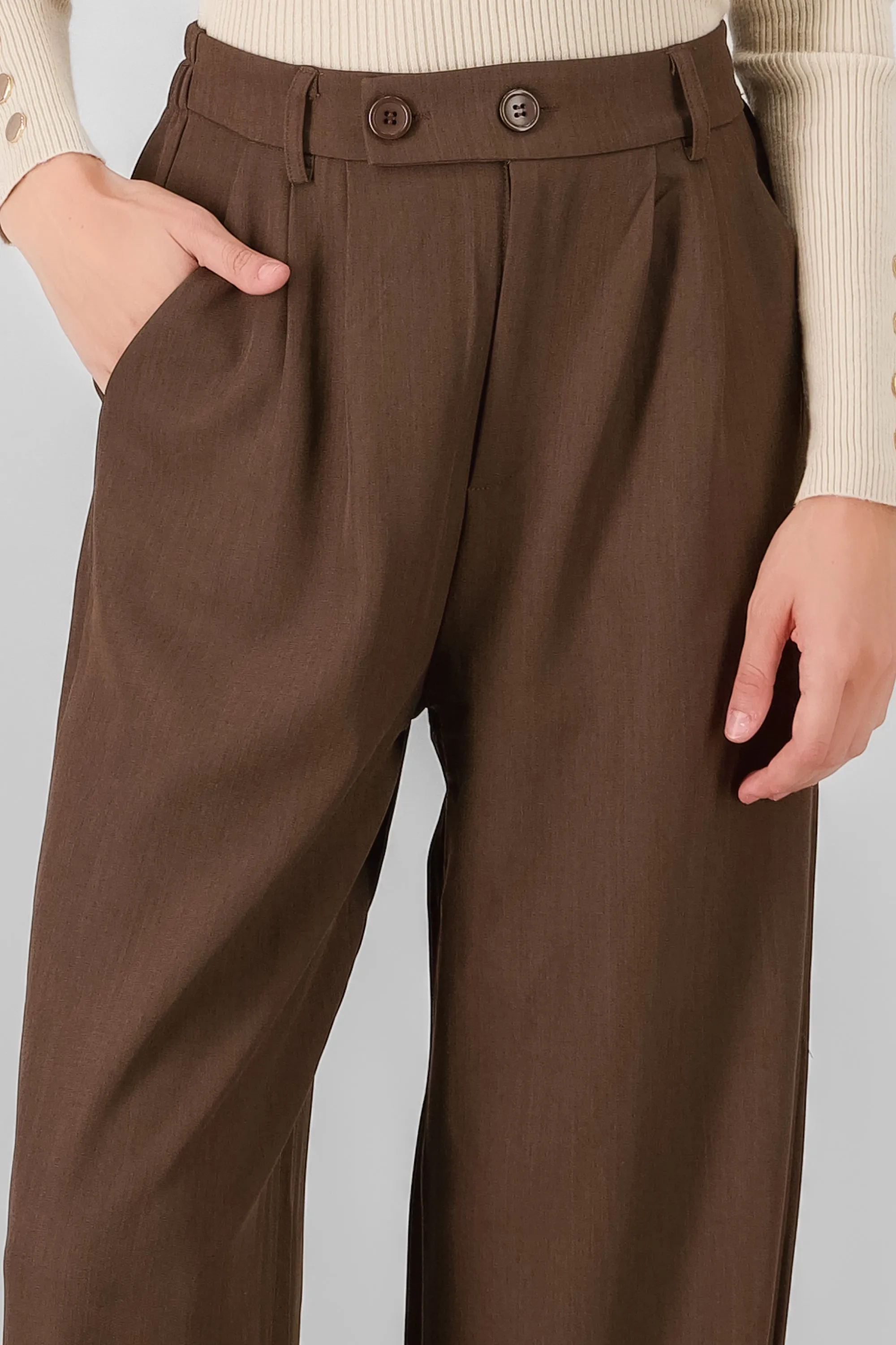 Pantalon amplio detalle doble boton