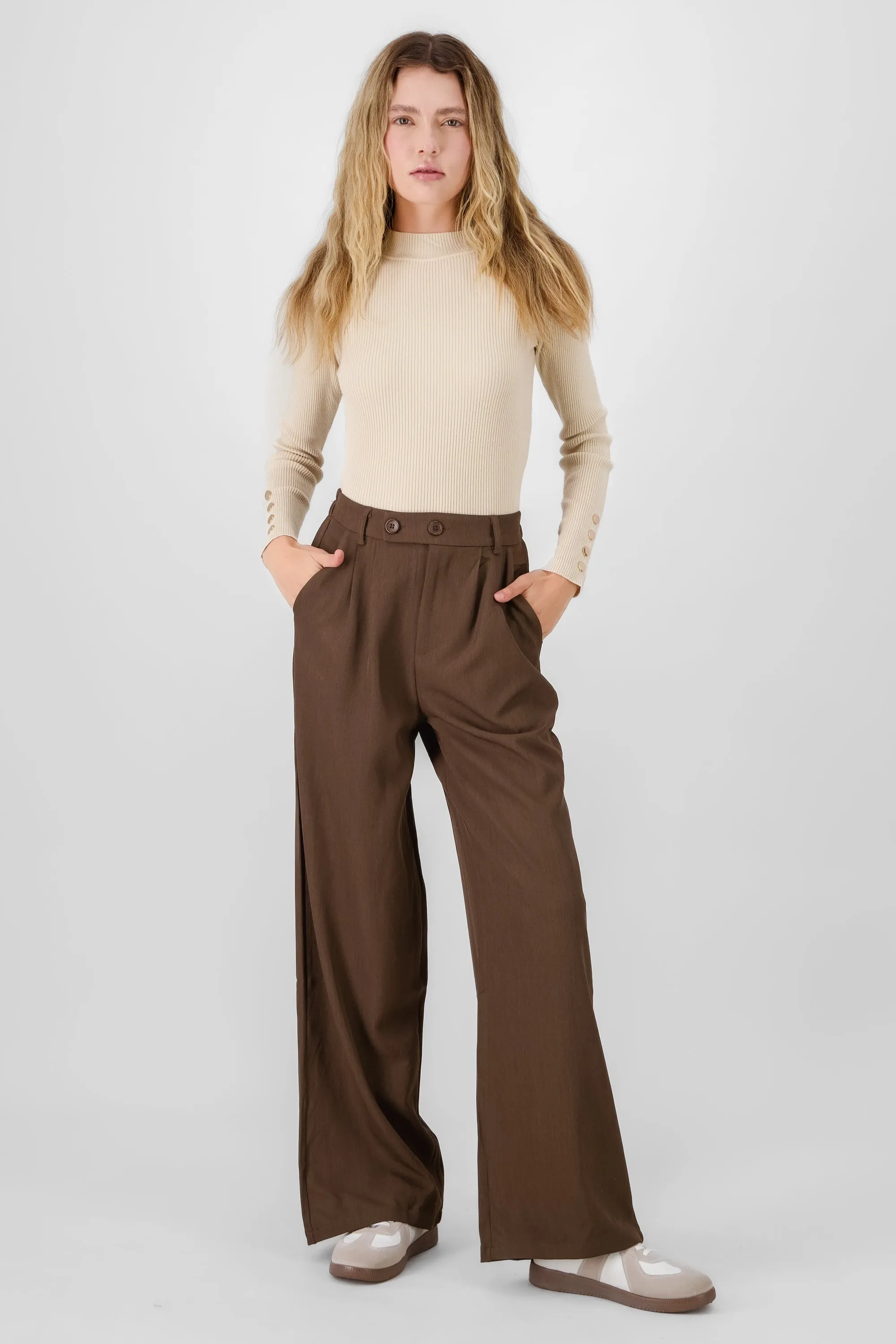 Pantalon amplio detalle doble boton