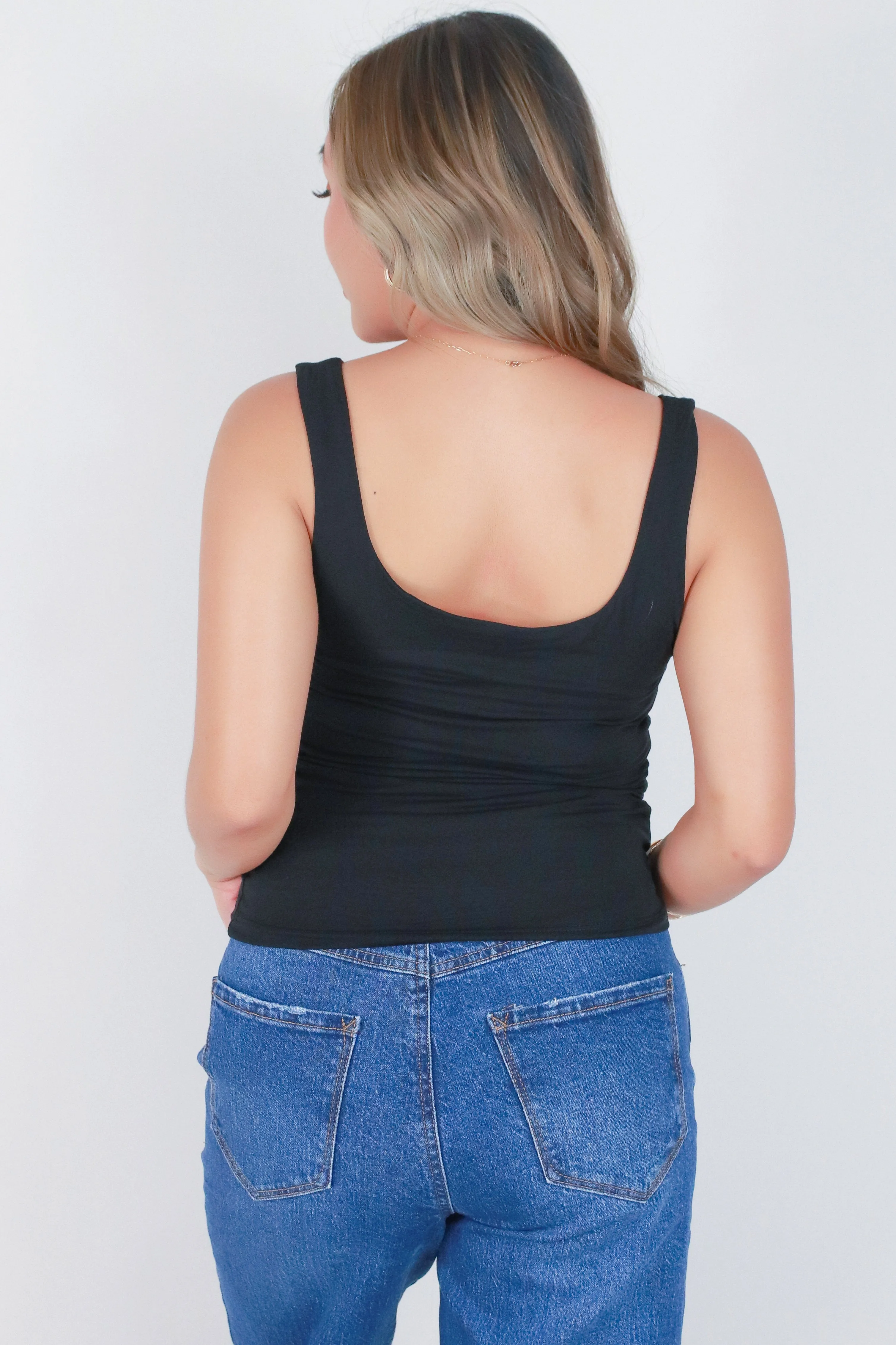SLEEVELESS SQUARE NECK TOP