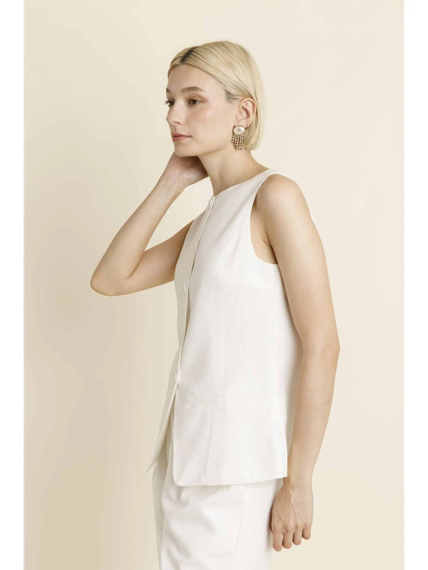 SLEEVELESS VEST